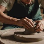 Découvrir l'art de façonner l'argile : guide du débutant