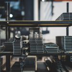 Rayonnages métalliques contenant des profilés d'aluminium dans un entrepôt