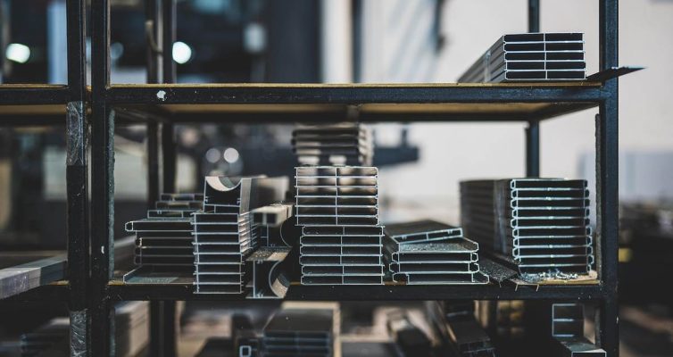 Rayonnages métalliques contenant des profilés d'aluminium dans un entrepôt